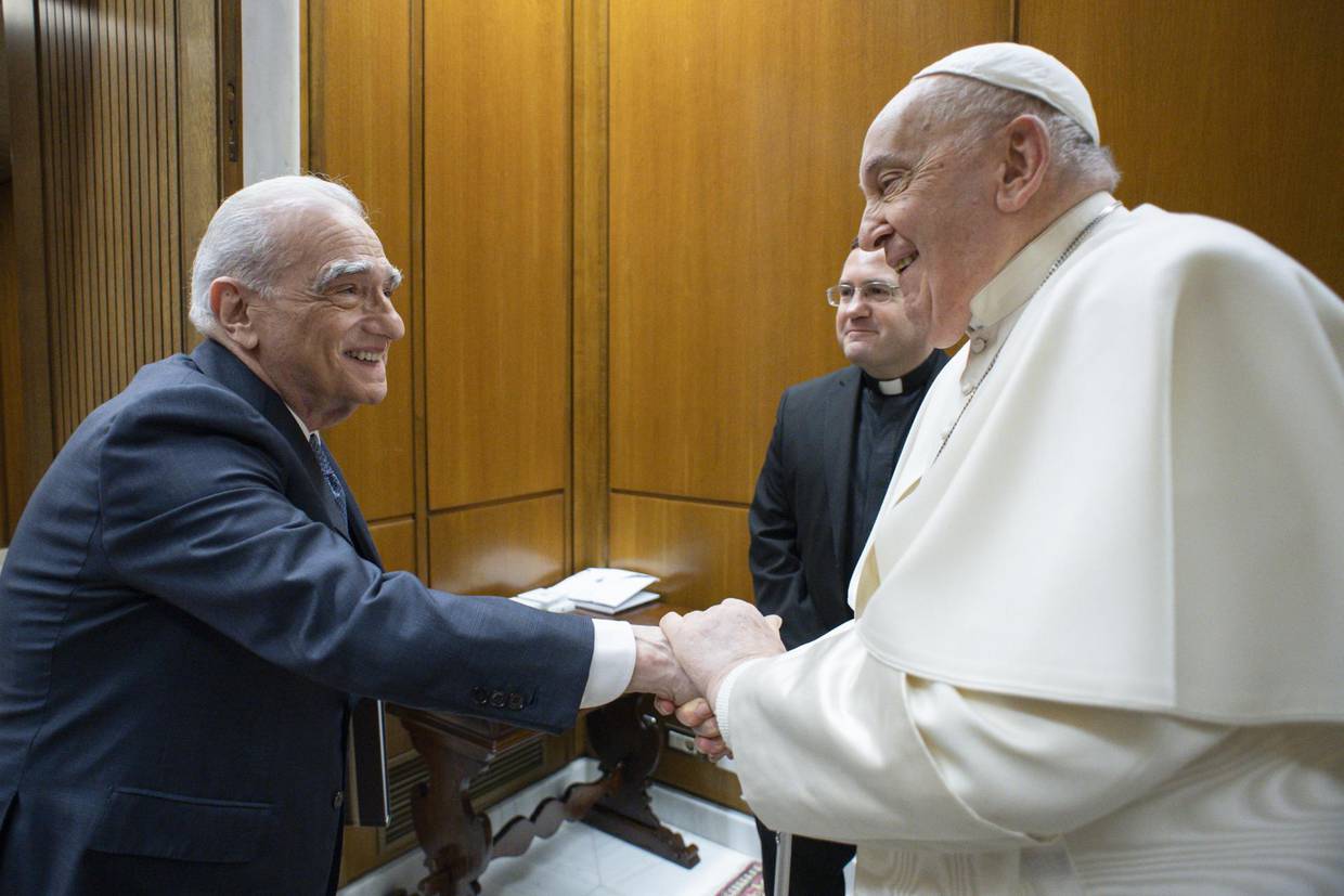 Imagen facilitada por el Vaticano que muestra al papa Francisco durante la breve reunión mantenida con el director de cine estadounidense Martin Scorsese. EFE