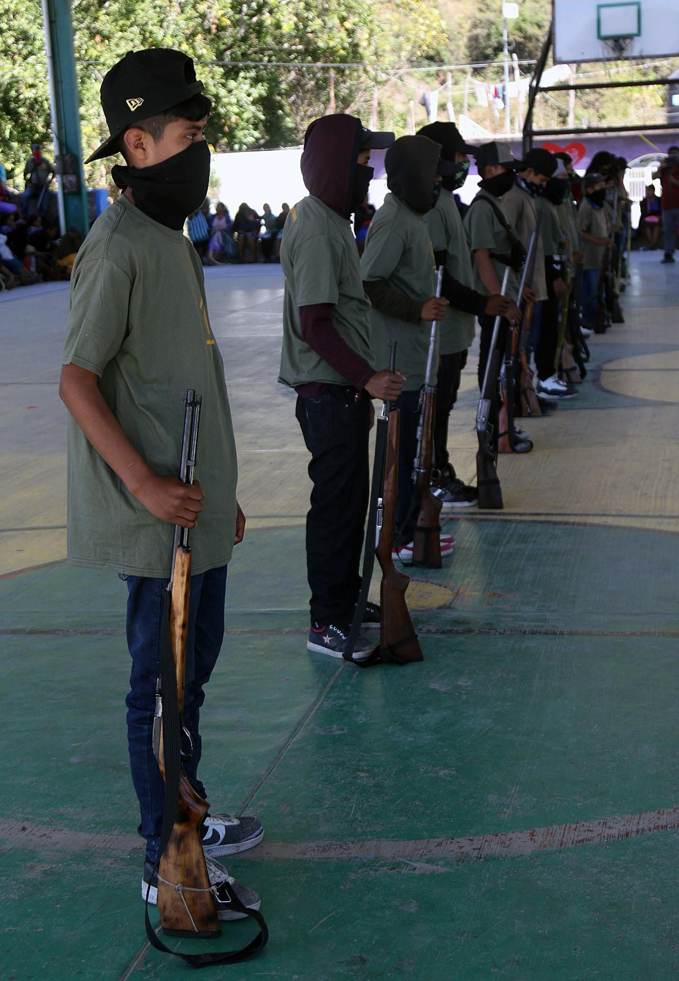Menores son incorporados a las autodefensas hoy en la comunidad de Ayahualtempa, municipio de José Joaquín de Herrera, estado de Guerrero. Foto: EFE/José Luis de la Cruz