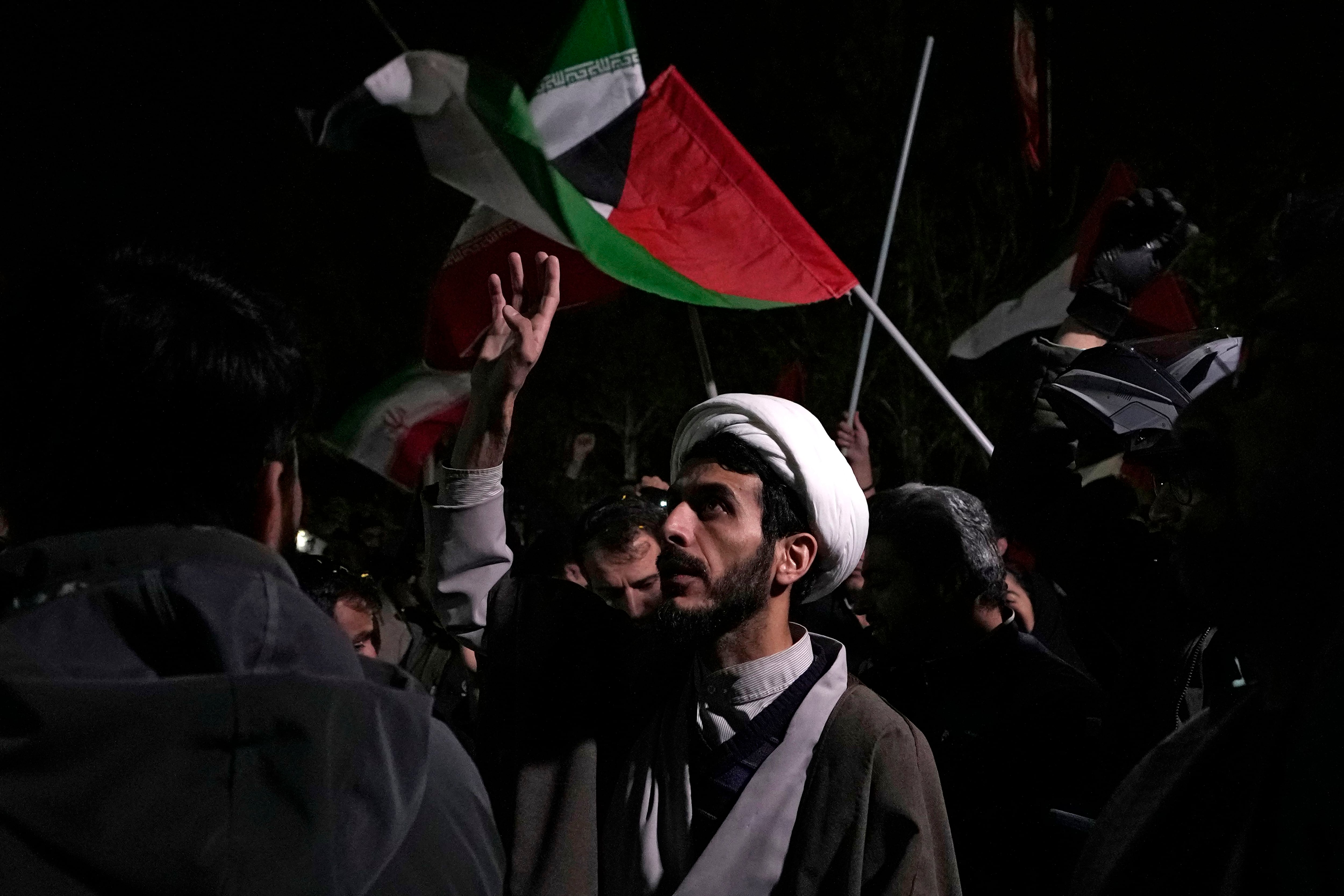 Un clérigo lanza consignas durante una protesta anti-Israel frente a la Embajada de Reino Unido en Teherán, Irán, la madrugada del domingo 14 de abril de 2024. (AP Foto/Vahid Salemi)