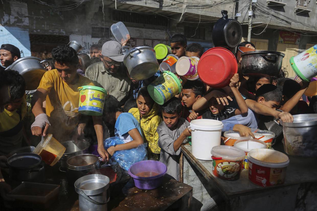 Palestinos se arremolinan mientras esperan la distribución de alimentos en Rafah, en el sur de la Franja de Gaza, el 8 de noviembre de 2023. (AP Foto/Hatem Ali, Archivo)