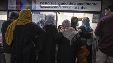 Migrantes afganos varados en el aeropuerto de Sao Paulo entre casos de sarna