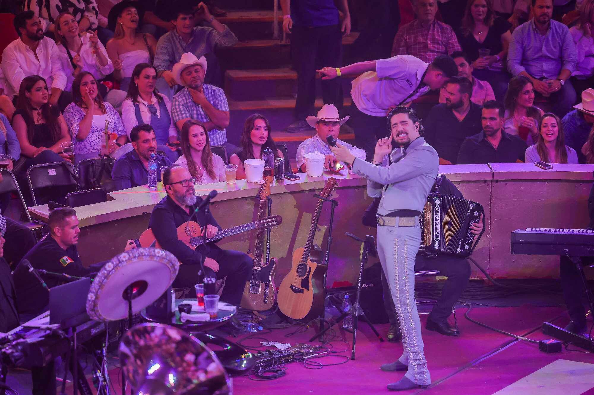Alex Fernández, hijo de 'el Potrillo', extiende el micrófono al público para que sigan la letra de sus canciones. | Eleazar Escobar.