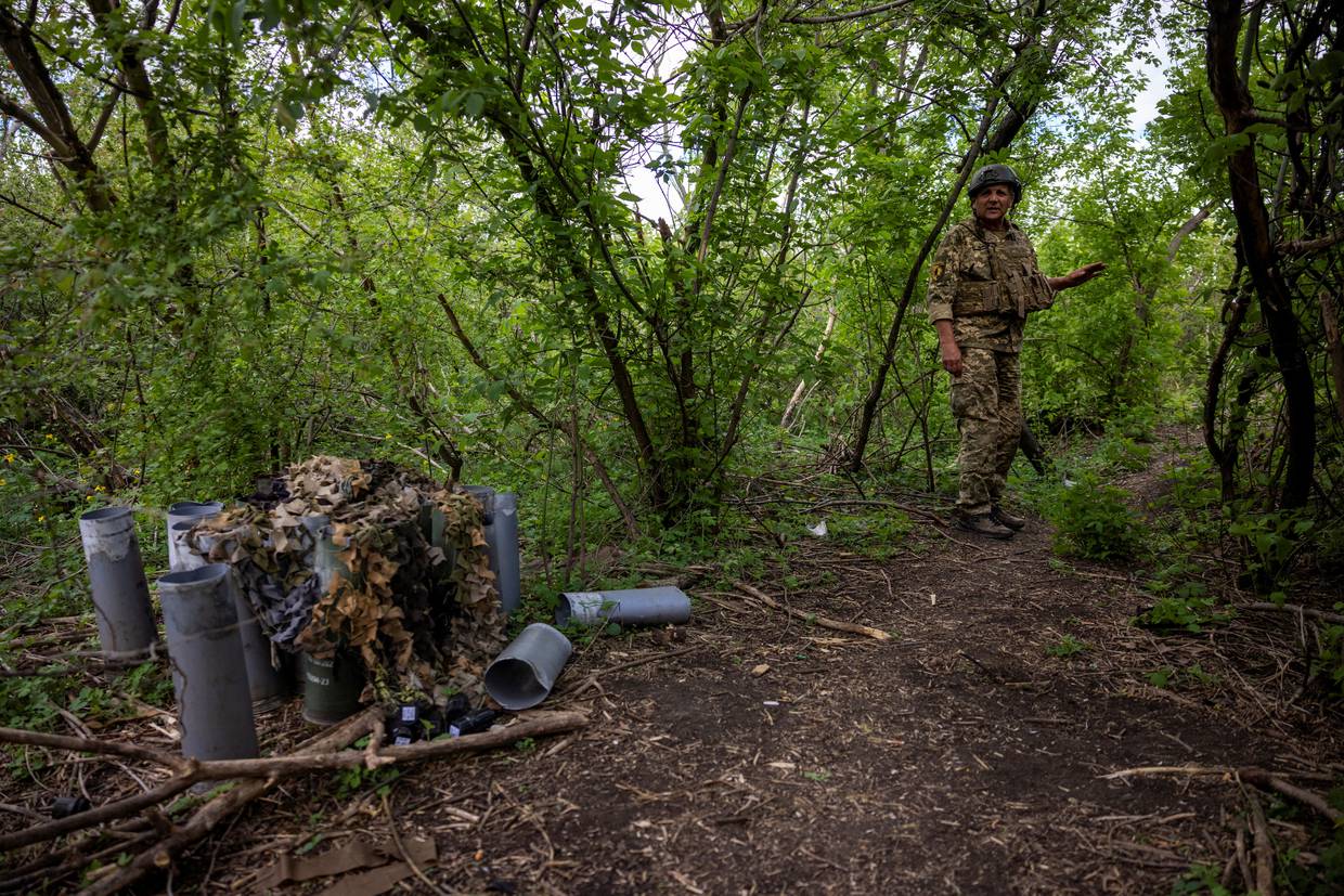 Un soldado ucraniano de la 22ª Brigada Mecanizada Separada cerca de cartuchos vacíos en una posición de artillería, en las afueras de Chasiv Yar

April 19, 2024. REUTERS/Thomas Peter/