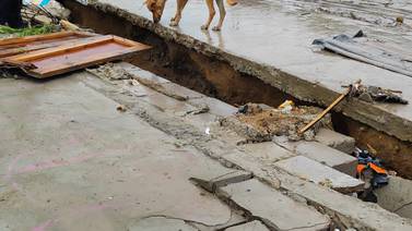 Denuncian vecinos de Hacienda las Fuentes inundación por drenaje 