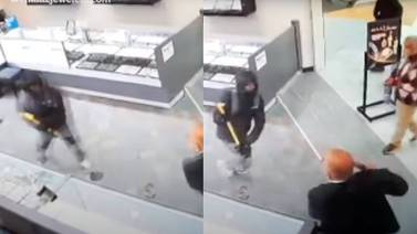 VIDEO: Intentan robar una joyería pero el dueño saca una pistola y se dan a la fuga