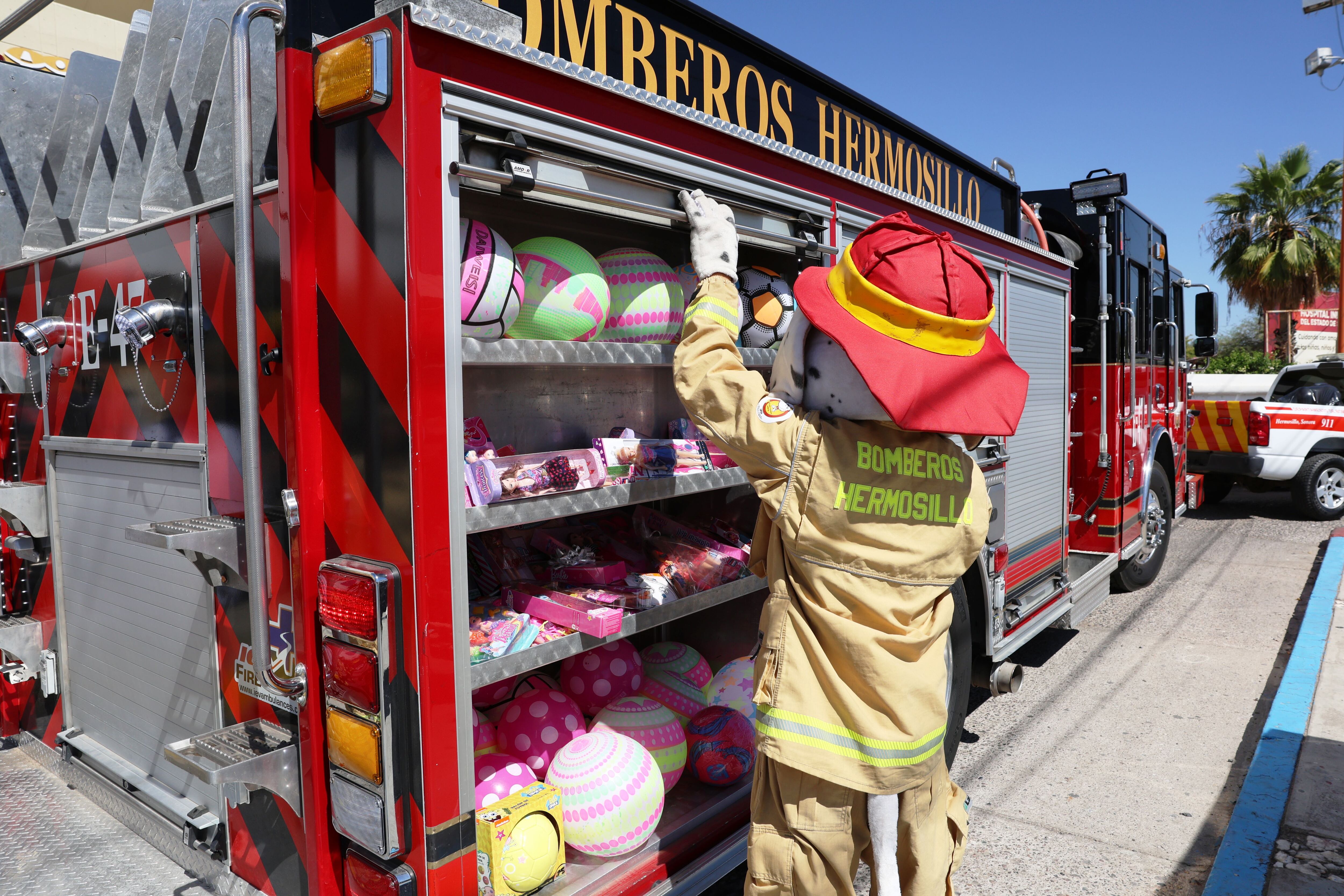 Los juguetes que los bomberos entregaron no requieren de baterías
para su uso y fueron donados por la ciudadanía en el ‘Juguetón de fuego’. FOTO: GERARDO GONSÁLEZ
