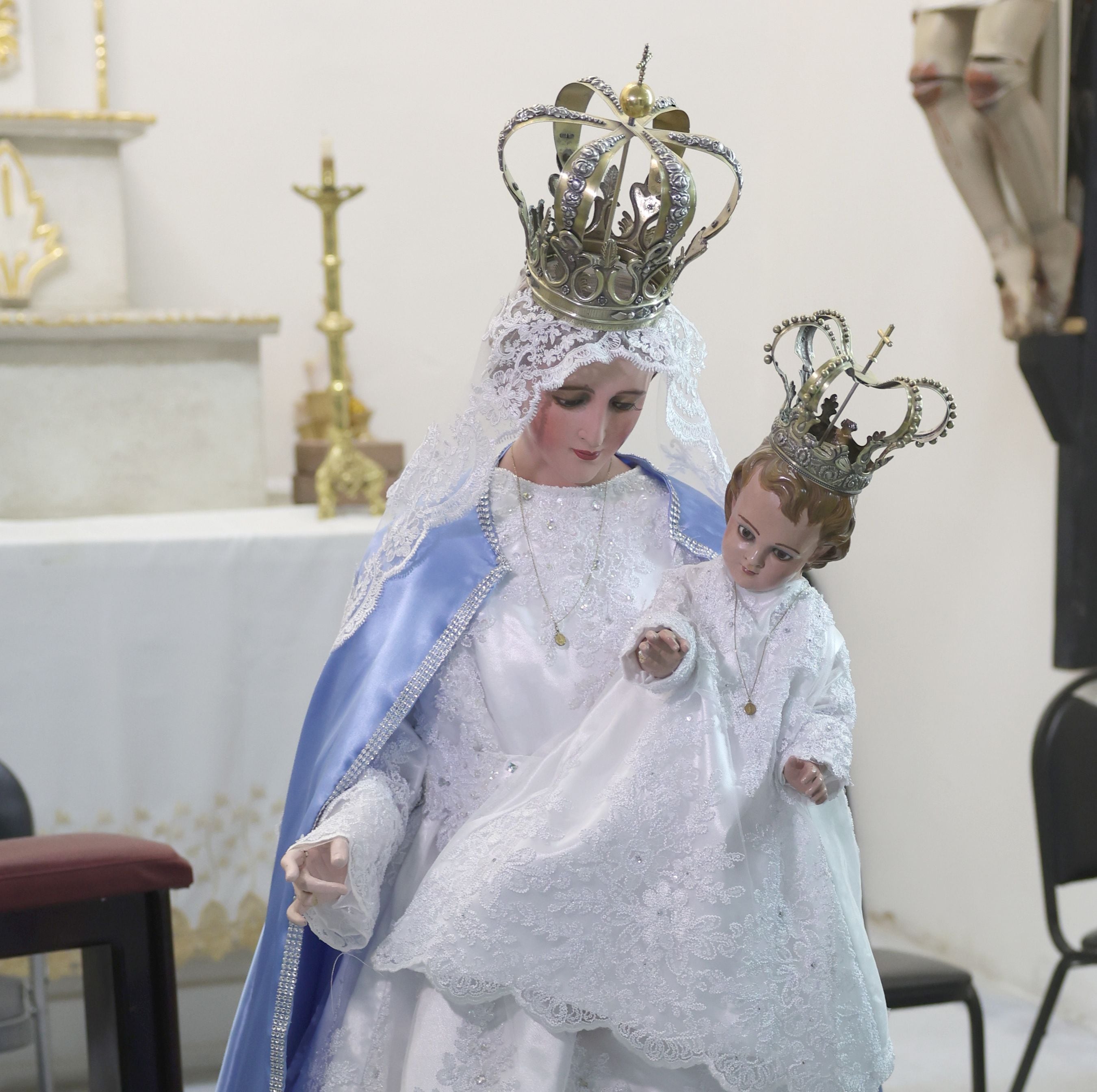 La víspera del Día de la Candelaria, los fieles designados cambian los vestidos a la Virgen en la iglesia en Villa de Seris, encargo considerado un gran honor. FOTO: TEODORO BORBÓN