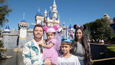 Vocalista de La Adictiva visita Disneyland por primera vez con su familia