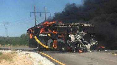 VIDEO: Se incendia camión de pasajeros en carretera Hermosillo-Nogales