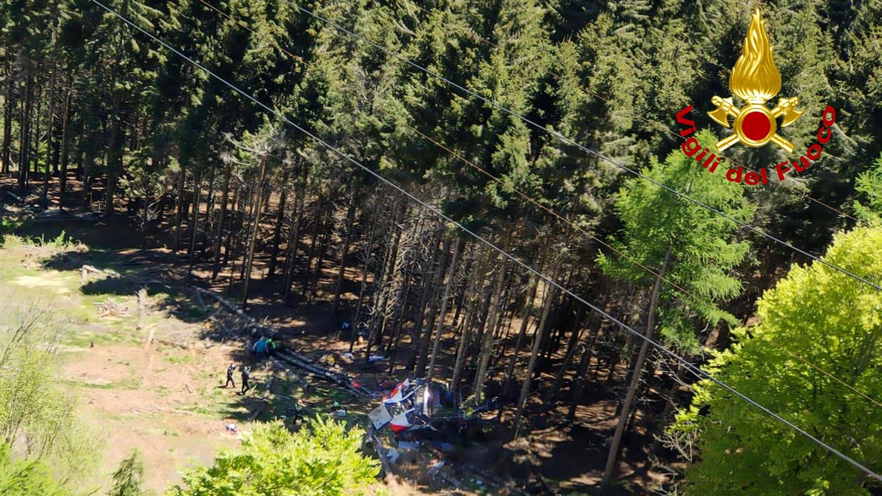 Stresa (Italy), 23/05/2021.- A handout photo made available by Italian Fire and Rescue Service shows Rescuers at work at the area of the cable car accident, near Lake Maggiore, northern Italy, 23 May 2021. The cable car that connects Stresa with Mottarone has crashed, claiming 14 lives, according to the latest toll. The accident has been caused by the failure of a rope, in the highest part of the route which, starting from Lake Maggiore reaches an altitude of 1,491 meters. (Incendio, Italia) EFE/EPA/ITALIAN FIRE AND RESCUE SERVICE / HANDOUT HANDOUT EDITORIAL USE ONLY/NO SALES
