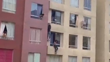 Video:  Hombre cae de edificio al intentar salvar a adolescente