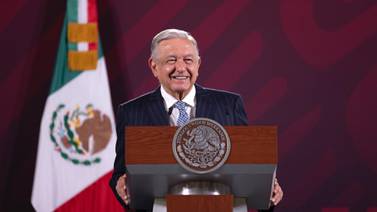 AMLO anuncia aumento de 8.2% al salario del magisterio en México