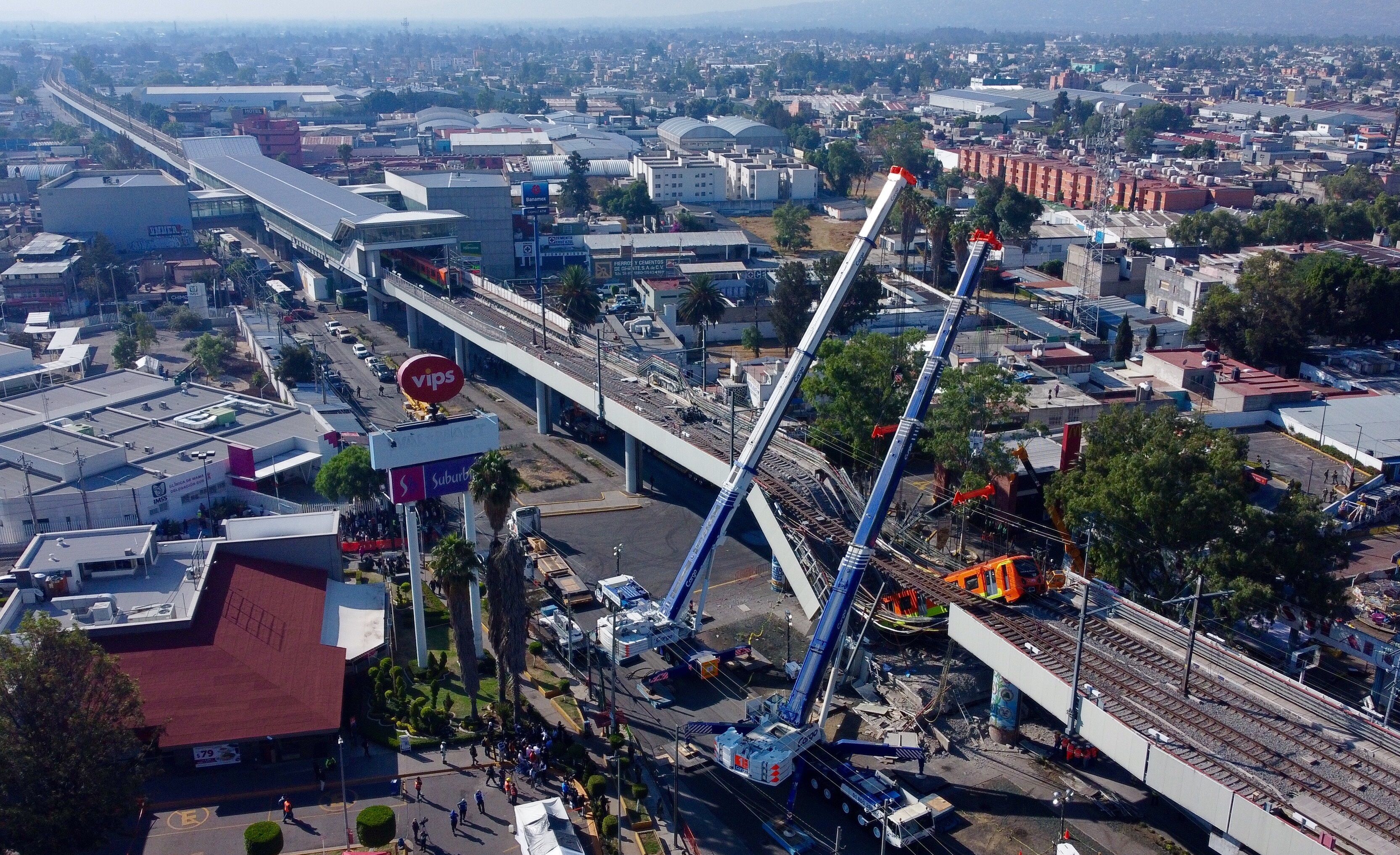 MEX860. CIUDAD DE MÉXICO (MÉXICO), 04/05/2021.- Vista aérea realizada con un drone que muestra el colapso de los vagones del metro, hoy en la Ciudad de México (México). Al menos 23 personas murieron y otras 79 resultaron heridas al desplomarse en la noche de lunes un puente de la vía elevada de la línea 12 del Metro de Ciudad de México entre la estación Olivos y Tezonco sobre el que circulaba un tren con varios vagones. EFE/Carlos Ramírez
