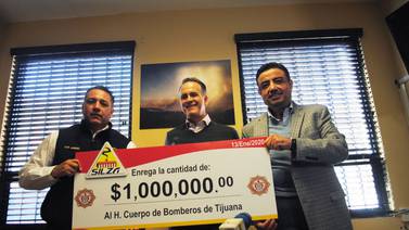 Reciben Bomberos de Tijuana donativo por un millón de pesos