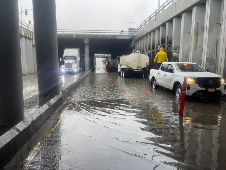 Cierran vialidades tras fuertes lluvias en la ciudad