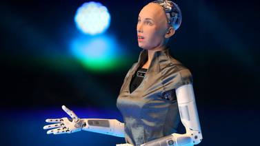 Sophia, la famosa robot humanoide, intenta comunicarse con Optimus en este divertido video