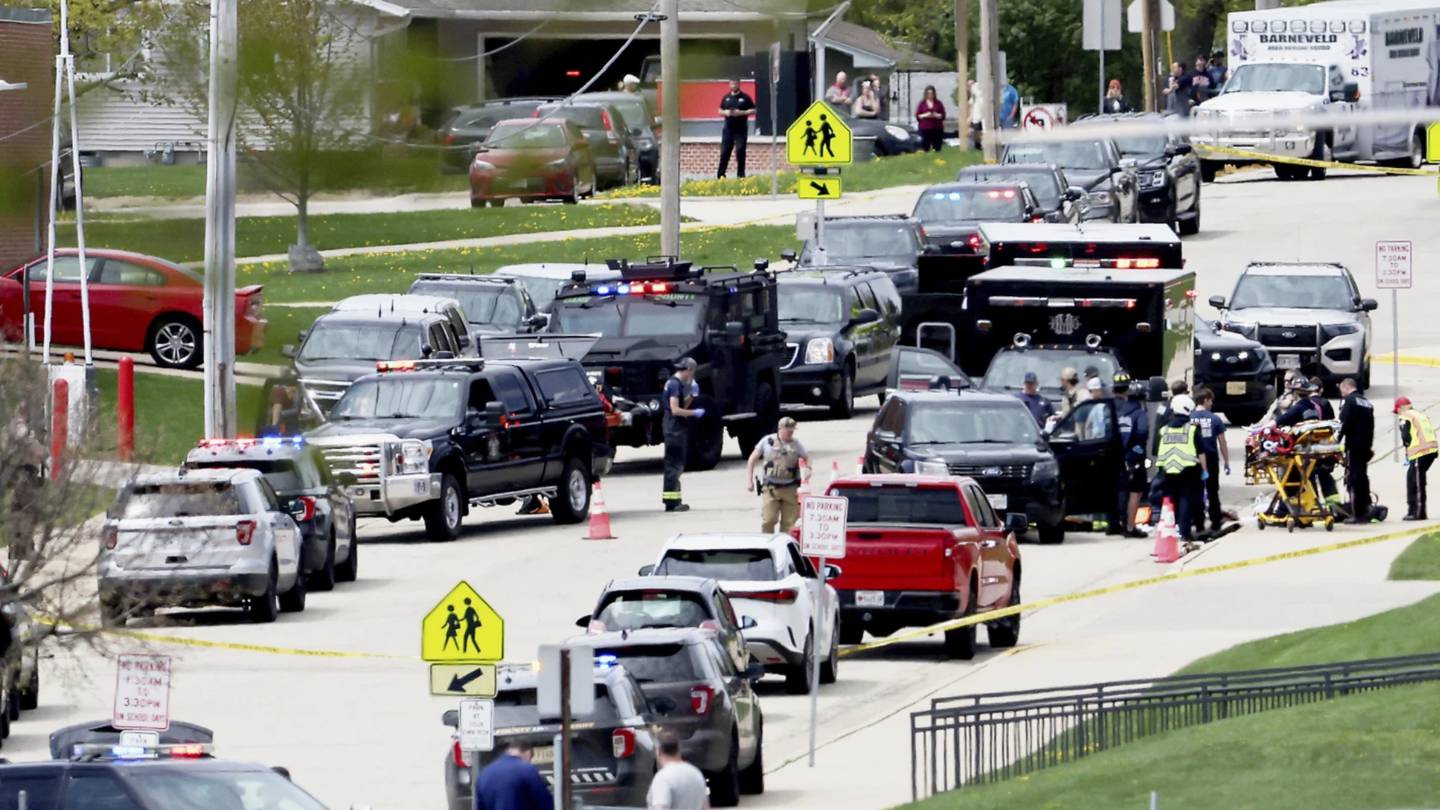 Un estudiante murió por disparos de la policía fuera de una escuela secundaria en Wisconsin, después de que se reportara a alguien con un arma. FOTO: John Hart / Wisconsin State Journal