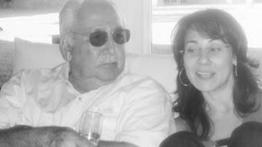 Mónica Garza le da el último adiós a su padre "EL Meme Garza"