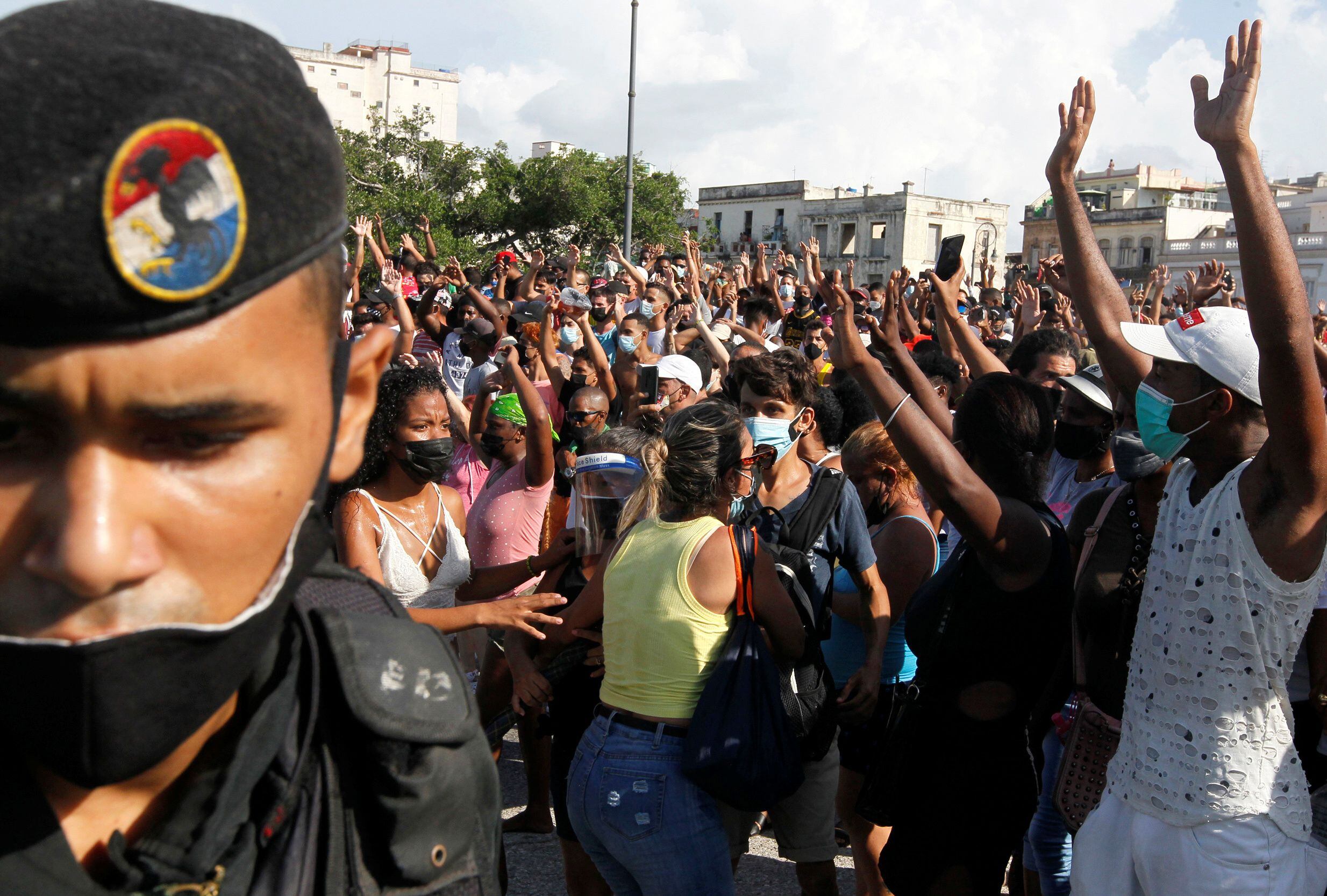 La gente reacciona durante manifestaciones contra y en apoyo del gobierno, en medio del brote de la enfermedad del coronavirus (COVID-19), en La Habana, Cuba. 11 de julio de 2021.  REUTERS/Colaborador