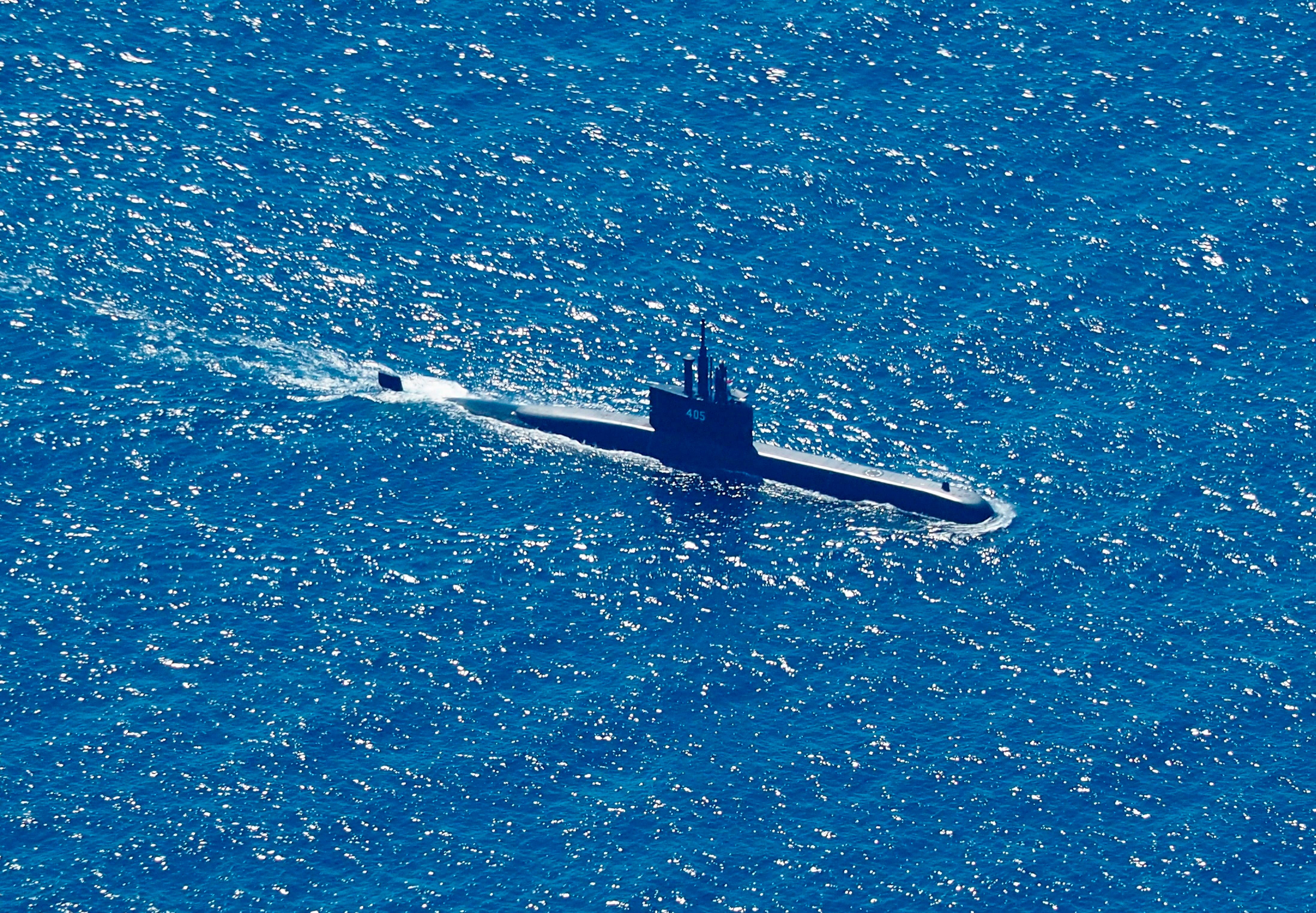 Foto aérea tomada desde un avión de patrulla marítima del 800 Escuadrón Aéreo de la 2a Ala Aérea del Centro de Aviación Naval (PUSPENERBAL), muestra al submarino de la Armada de Indonesia KRI Alugoro en misión de búsqueda del KRI Nanggala, un submarino de la Armada que desapareció durante una operación naval en las aguas de la isla de Bali, Indonesia, el 22 de abril de 2021. EFE / EPA / ERIC IRENG
