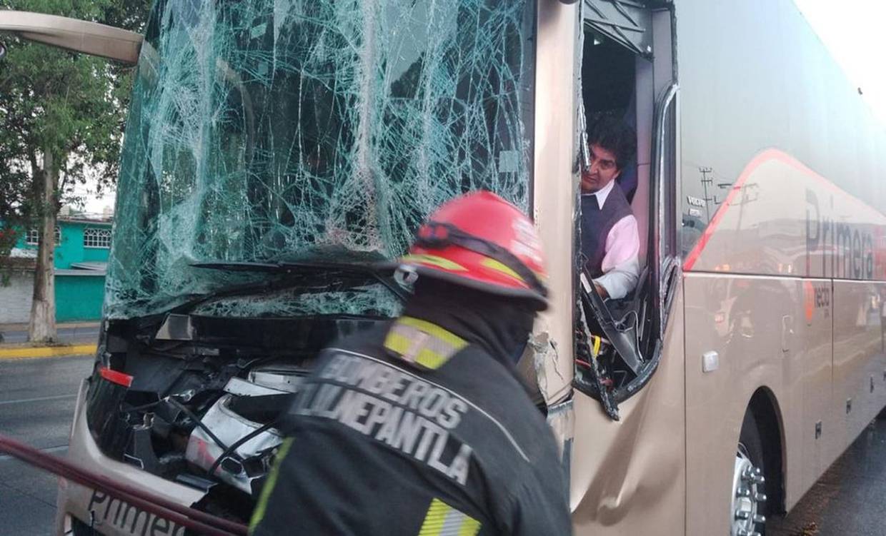 Choque de autobús contra un tráiler en Tlalnepantla, deja conductor prensado y 7 pasajeros heridos. Foto: Especial