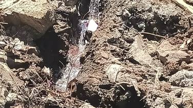 Vecinos de la colonia Las Torres se quejan por el constante derrame de agua potable