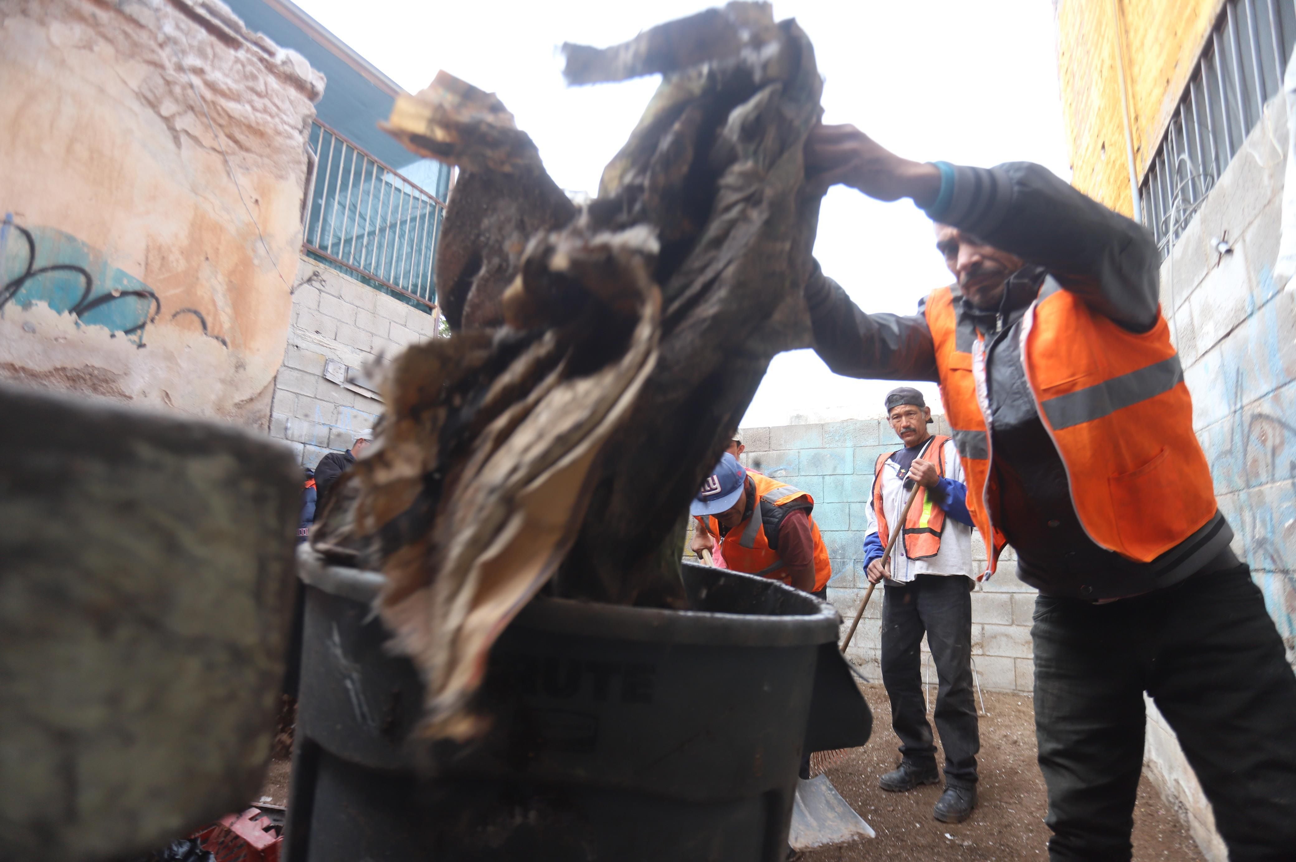 Personal del Ayuntamiento y del programa de preliberados limpiaron una casa donde acumulaban basura desde hace tres años por la calle Caparroso Oriente, en la colonia Las Granjas.