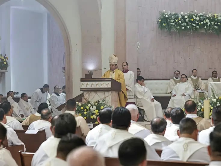 Celebran decenas de feligreses misa en la Catedral