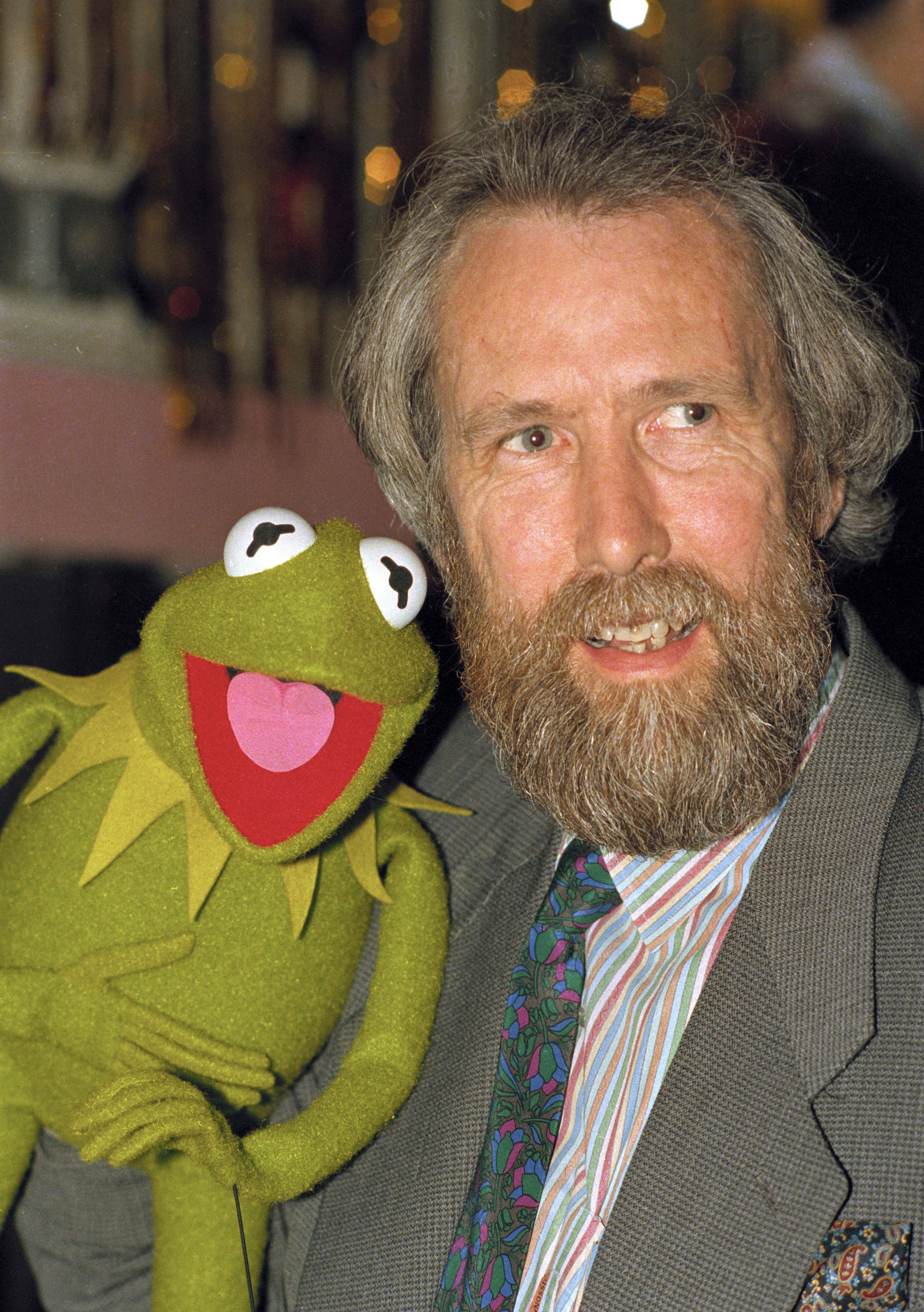 En esta foto de archivo de febrero de 1988, Jim Henson, creador de los Muppets, posa con la Rana René. El popular programa infantil "Sesame Street" celebra su 50mo aniversario. (AP Foto, Archivo)