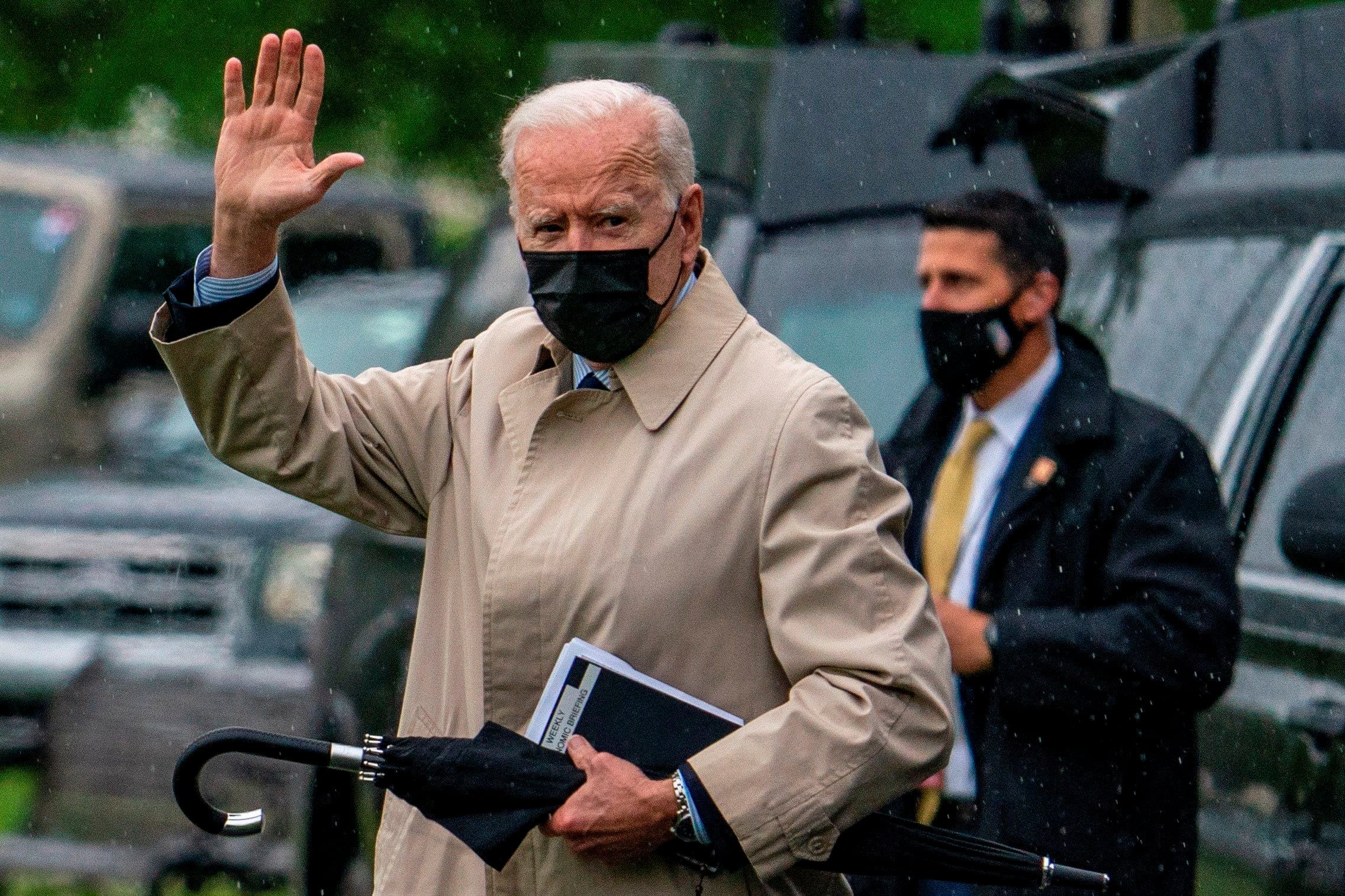 El presidente de Estados Unidos, Joe Biden, camina cerca de la Casa Blanca en Washington (EE.UU.), hoy 7 de mayo de 2021. EFE/EPA/TASOS KATOPODIS/POOL
