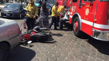 Se registra accidente entre un automóvil y una motocicleta en Zona Río