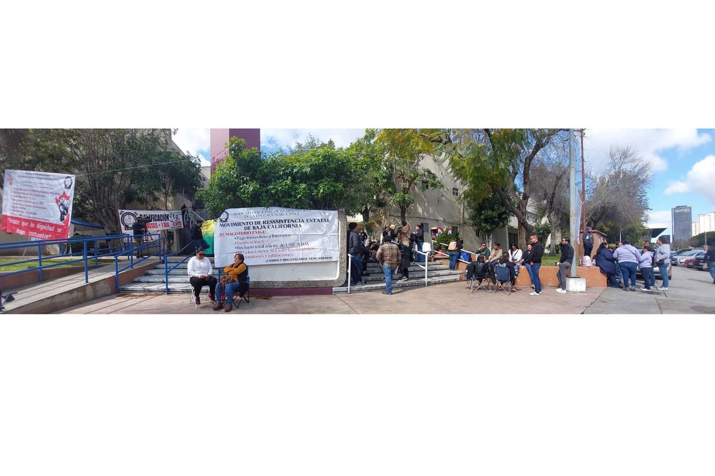 En Tijuana, los docentes se reunieron afuera de la delegación de la Secretaría de Educación de Baja California.