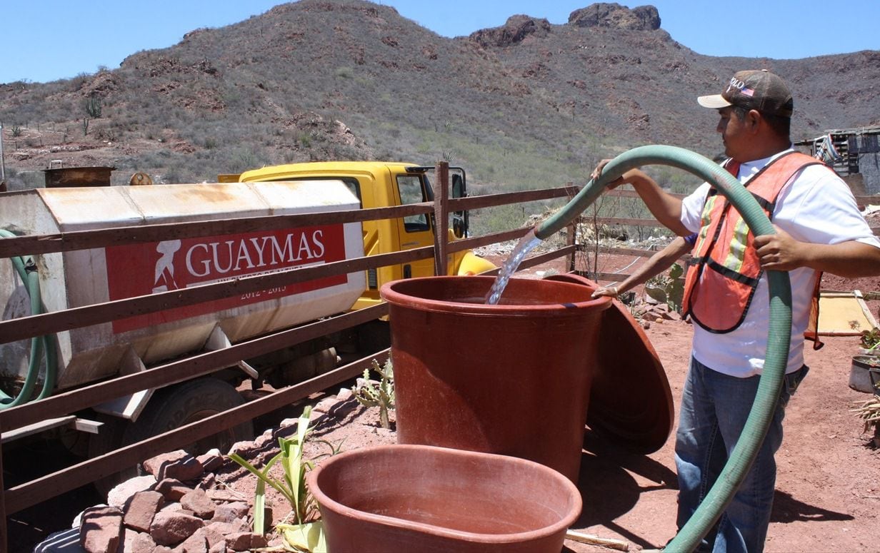 Habitantes de Guaymas y Álamos recibieron el apoyo de pipas para abastecerlos de agua. FOTO: BANCO DIGITAL GH