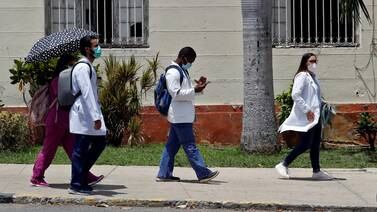 El gobierno mexicano contratará 1.200 médicos cubanos