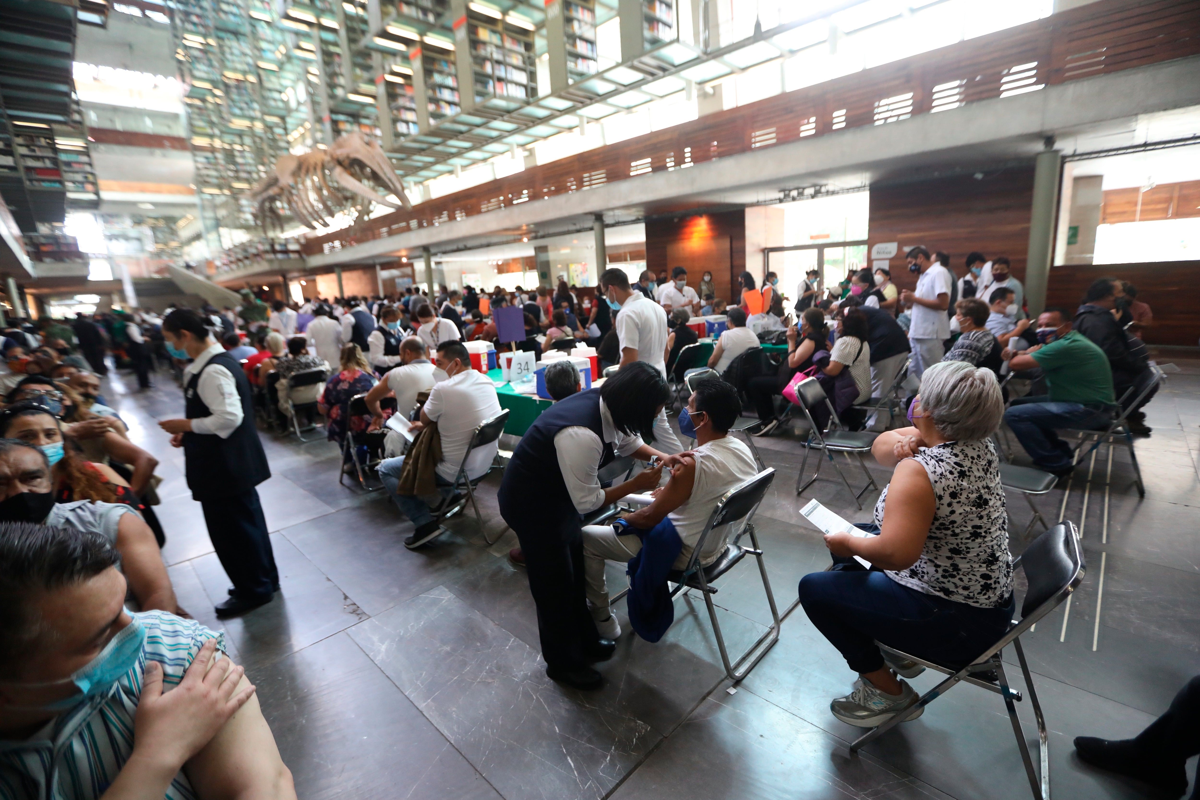 Fotografía de una vacunación masiva hoy en la Biblioteca Vasconcelos en Ciudad de México (México). EFE/ Sáshenka Gutiérrez
