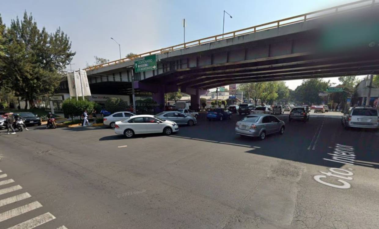 Hombre se arroja de puente vehicular en Circuito Interior. // Foto: Especial/El Universal