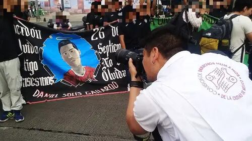 43 de Ayotzinapa: Familias protestan en Palacio Nacional
