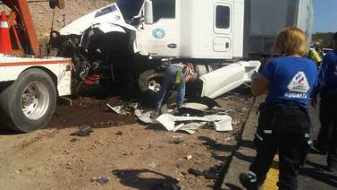 Un muerto y dos heridos dejó como saldo un choque de frente entre una camioneta y un tráiler en Nogales