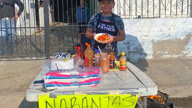 Eduardo vende naranjas para cumplir sus sueños y ayudar a sus padres