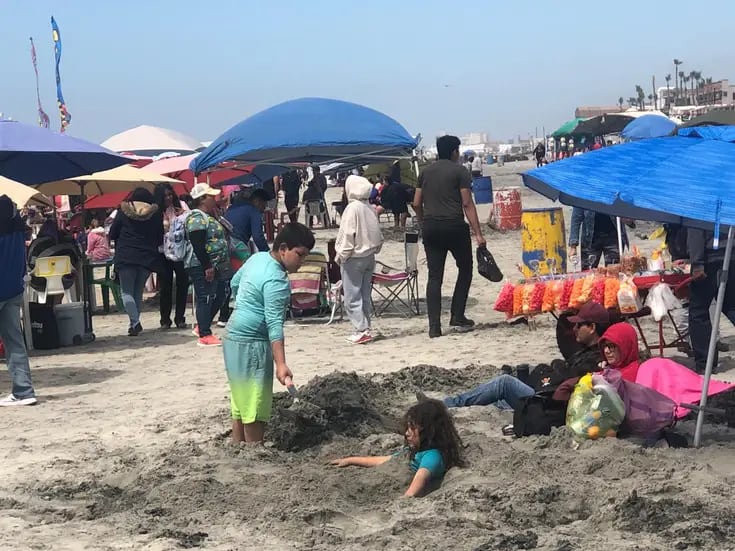 Acuden turistas a playas de Rosarito