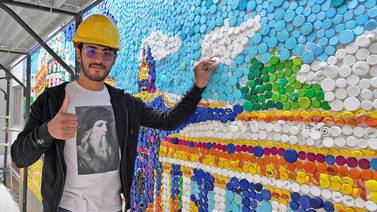 Artista venezolano compone ‘eco-mural’ con tapones