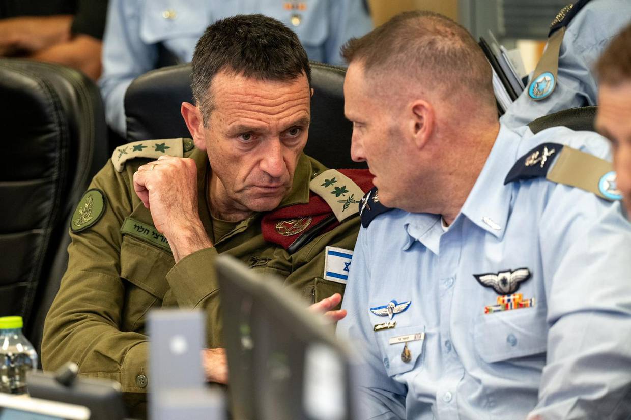 El jefe del Estado Mayor del Ejército de Israel, Herzi Halevi (izquierda), y el mayor general de las Fuerzas Aéreas de Israel, Tomer Bar (derecha), conversan durante una reunión en las primeras horas del domingo 14 de abril de 2024. |EFE