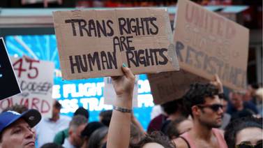 Estados republicanos desafían regulaciones de Biden que protegen estudiantes transgénero