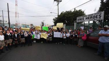 Padres y alumnos toman escuela en Tijuana por falta de maestros