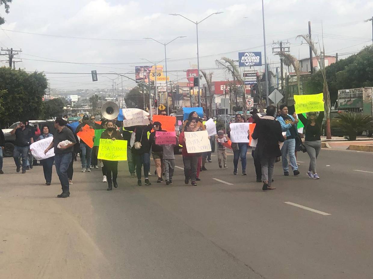 Cerca de 50 personas marcharon sobre el bulevar Benito Juárez hacia las oficinas de Morena.