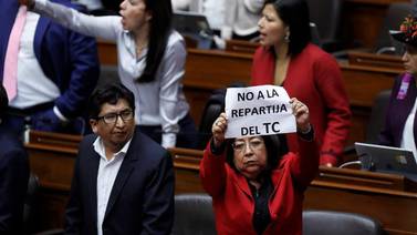 Perú se levanta en apoyo a disolución del congreso de Martín Vizcarra