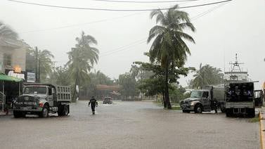 México emite advertencia ante la posible llegada a tierra de dos ciclones tropicales en el Pacífico