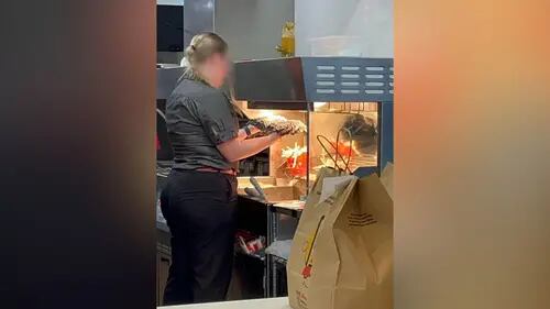 Trabajadora de McDonald’s captada secando un trapeador debajo de un calentador de papas fritas
