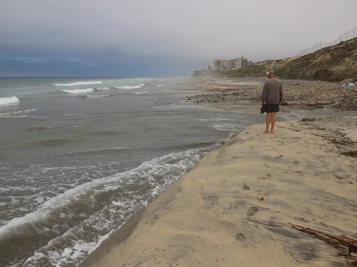 Advierten activistas de riesgo en playa por contaminación