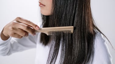 Descubre las vitaminas esenciales para prevenir la caída del cabello